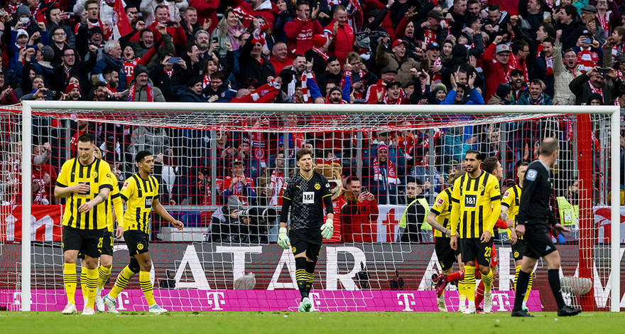 Dortmund surrender top spot in damaging Klassiker defeat